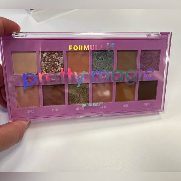 Pretty Magic 12-Pan Eyeshadow Palette - Picture 4 of 7